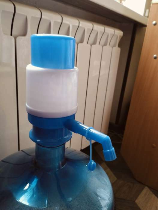 Фотография покупателя товара УЦЕНКА Помпа для воды LuazON, механическая, малая, под бутыль от 11 до 19 л, голубая - Фото 2