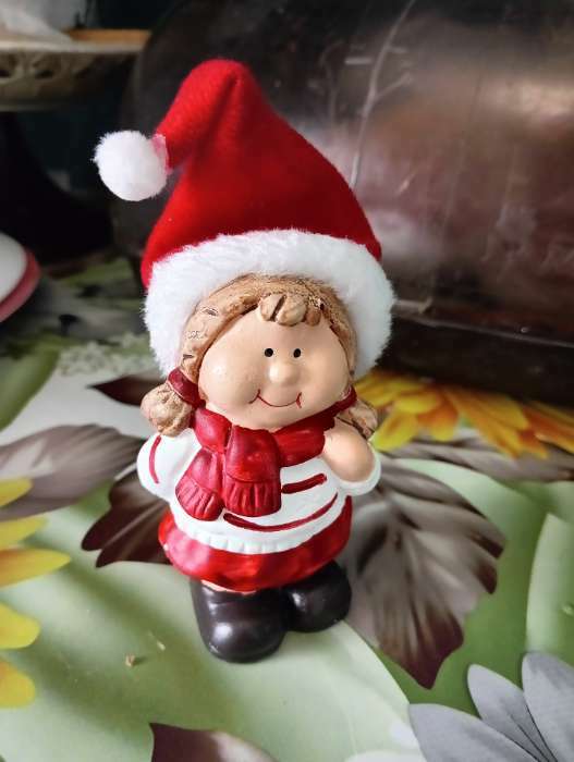 Фотография покупателя товара Сувенир керамика "Малышка в красном колпаке и шарфике" 5х4х14,2 см - Фото 1