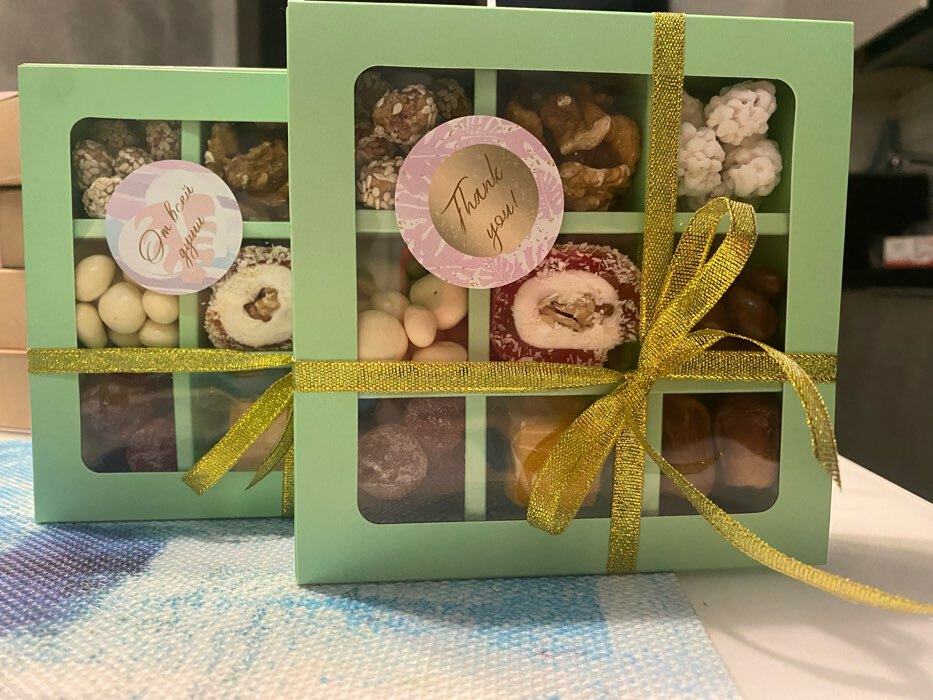 Фотография покупателя товара Коробка под 9 конфет с обечайкой, зелёный, 14,5 х 14,5 х 3,5 см