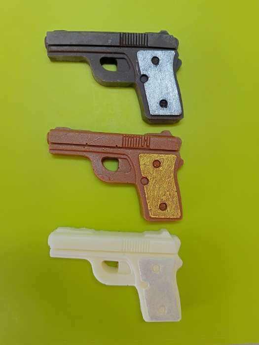 Фотография покупателя товара Форма для украшений Доляна «Пистолет», силикон, 18,7×13,4 см, 6 ячеек (7,5×5,1 см), цвет тёмно-серый - Фото 4