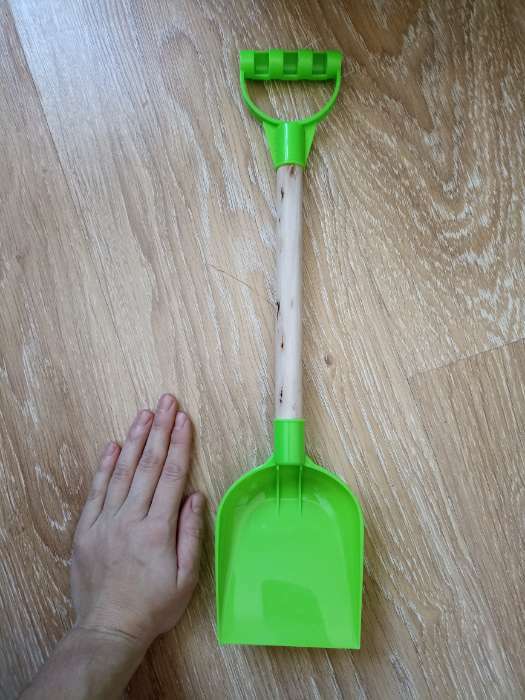 Фотография покупателя товара Детская лопатка с деревянной ручкой, 41 см, МИКС - Фото 2