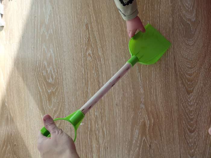 Фотография покупателя товара Детская лопатка с деревянной ручкой, 41 см, МИКС