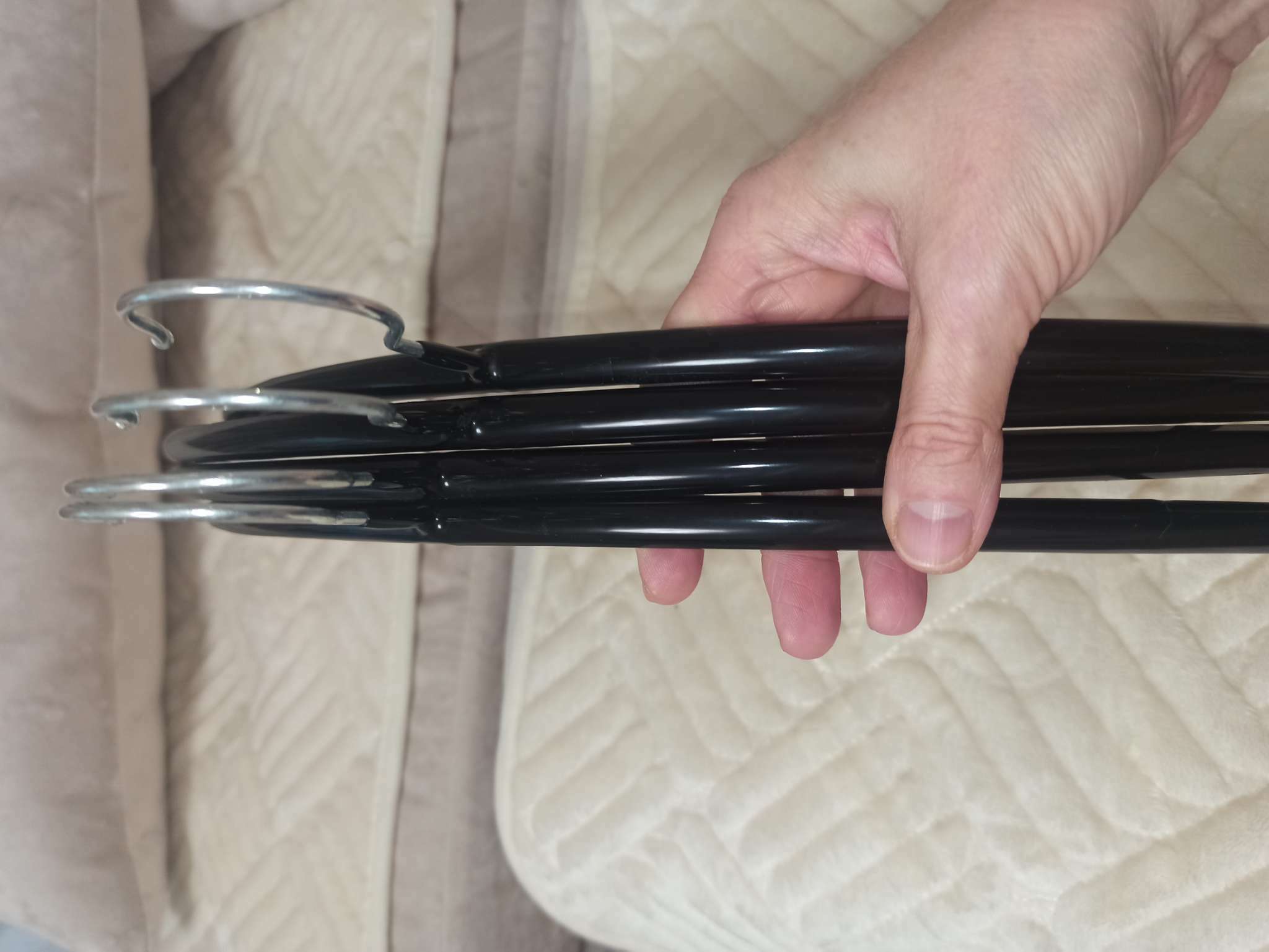 Фотография покупателя товара Плечики - вешалки для одежды антискользящие Доляна, 42×20 см, 4 шт, цвет чёрный