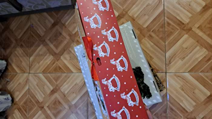 Фотография покупателя товара Складная коробка подарочная «Новый год», 31 × 24,5 × 9 см - Фото 2
