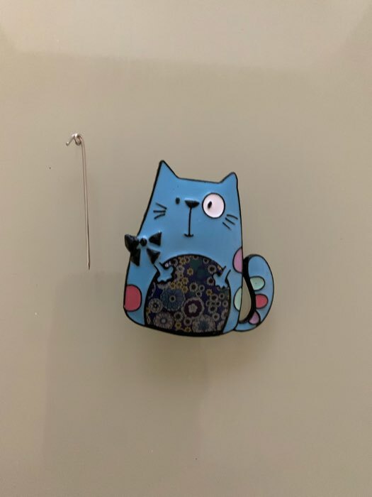 Фотография покупателя товара Брошь мультяшная "Кот" с бантом, цвет голубой в чёрном металле - Фото 1