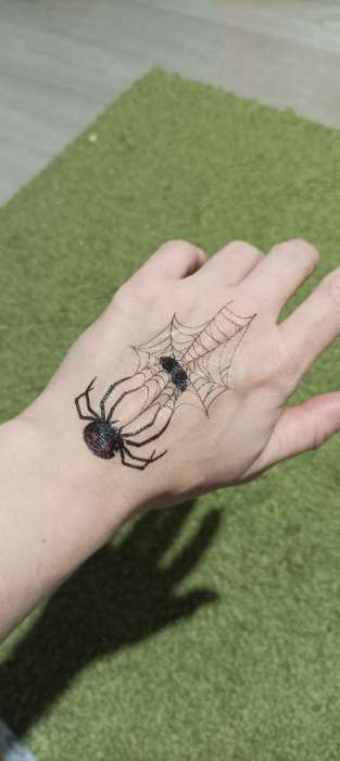 Фотография покупателя товара Татуировка на тело чёрная с цветом "Пауки и паутина" 15х10,5 см - Фото 2