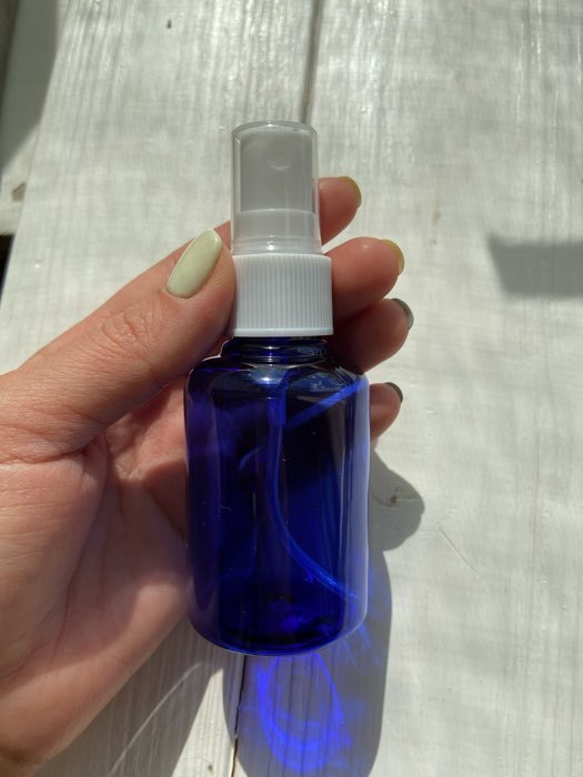 Фотография покупателя товара Бутылочка для хранения, с распылителем, 50 мл, цвет синий/белый