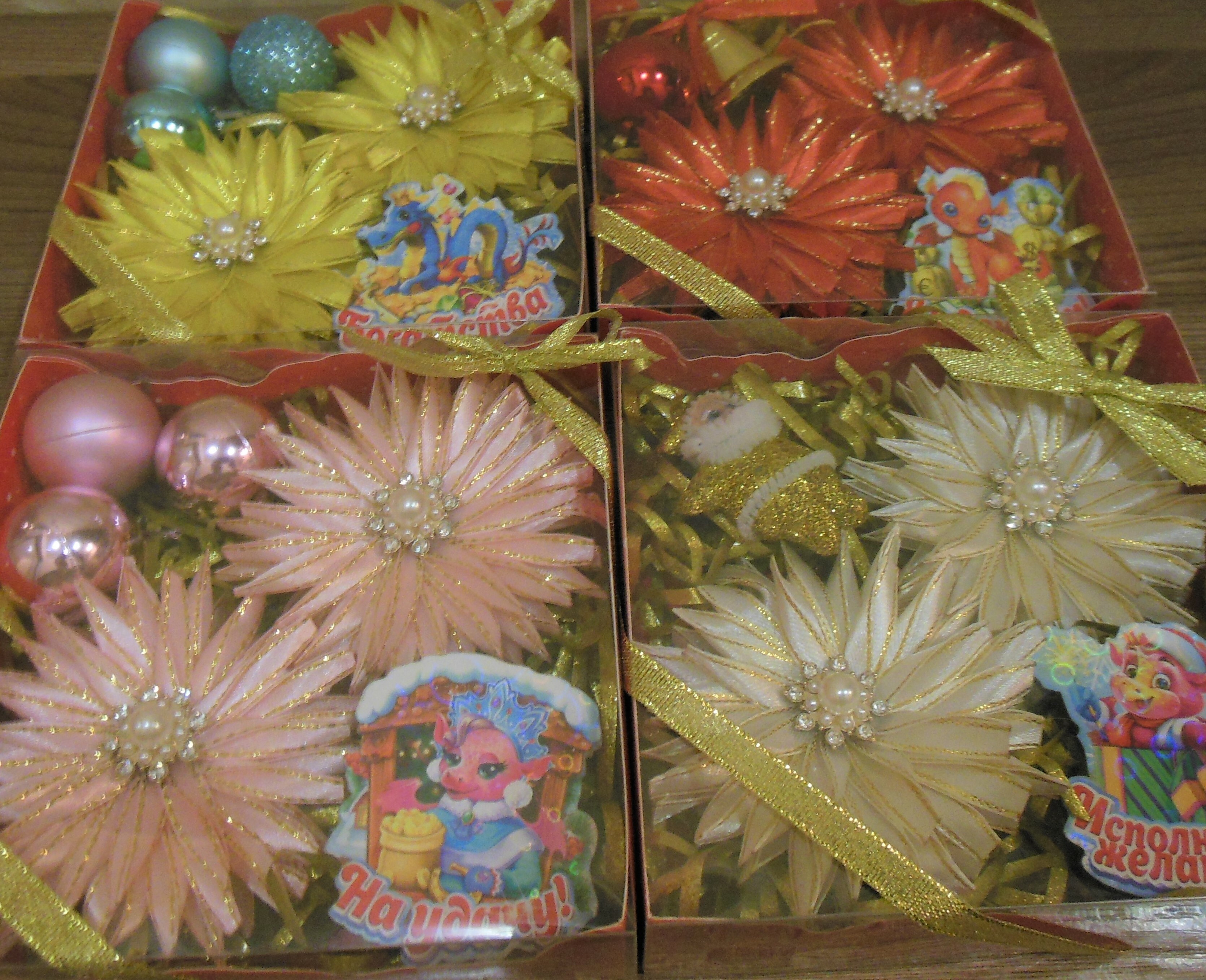 Фотография покупателя товара Коробка для макарун «С Новым годом!», дно с тиснением, 12 × 12 × 3 см - Фото 2