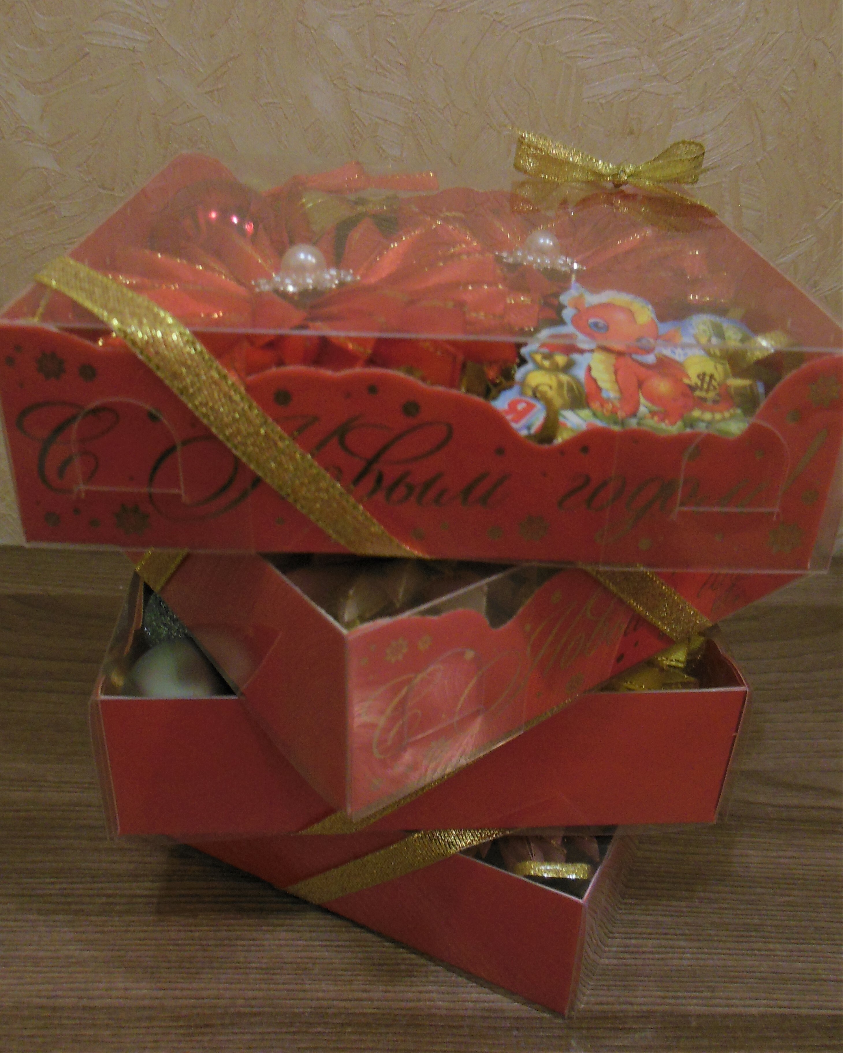 Фотография покупателя товара Коробка для макарун «С Новым годом!», дно с тиснением, 12 × 12 × 3 см - Фото 1