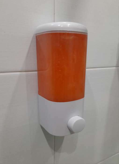 Фотография покупателя товара Диспенсер механический для антисептика и жидкого мыла «Доляна», 500 мл, цвет белый - Фото 4