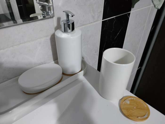 Фотография покупателя товара Набор аксессуаров для ванной комнаты Доляна «Гармония», 4 предмета (дозатор 380 мл, мыльница, стакан, подставка), цвет белый