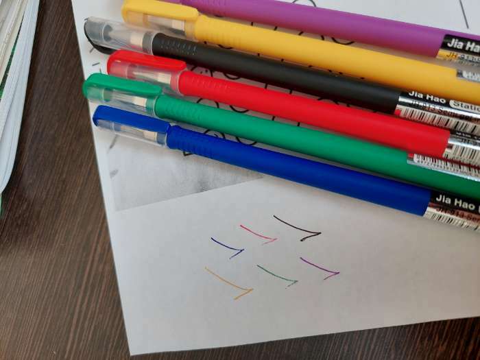 Фотография покупателя товара Набор шариковых ручек 6 цветов, 1 мм, однотонный цвет корпуса софтач, в цвет стержня, в блистере - Фото 1