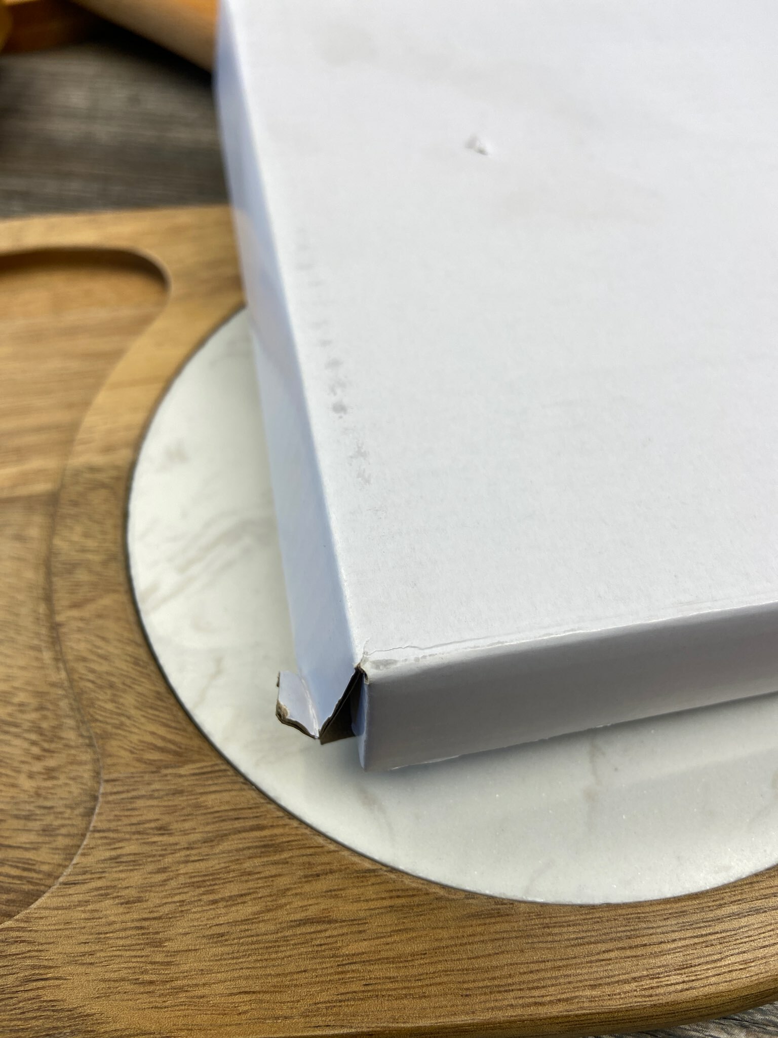 Фотография покупателя товара Набор для подачи сыра «Мрамор», 2 ножа, доска, 24,5×16×1,5 см, акация