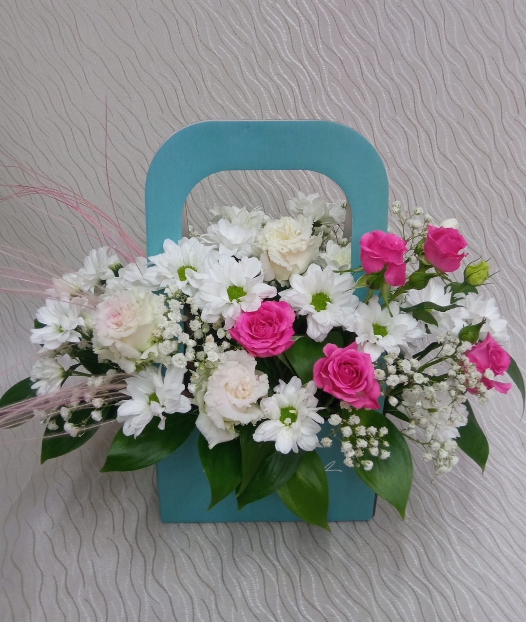 Фотография покупателя товара Коробка - переноска для цветов «Подарок», 17×12×32 см - Фото 6