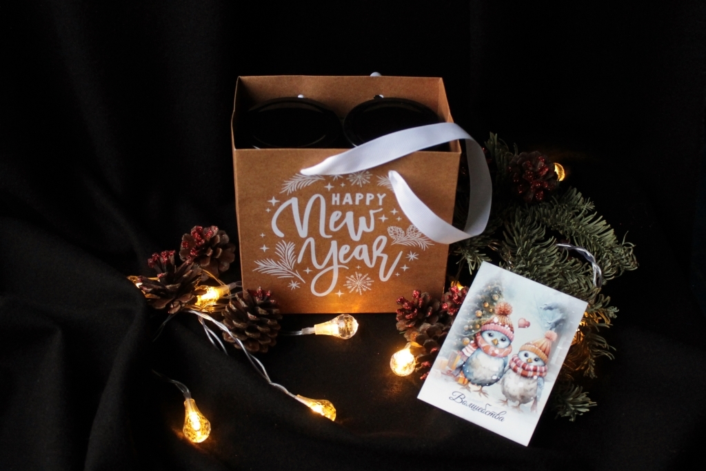 Фотография покупателя товара Пакет крафтовый квадратный «Новогодний подарок», 14 × 14 × 9 см - Фото 1