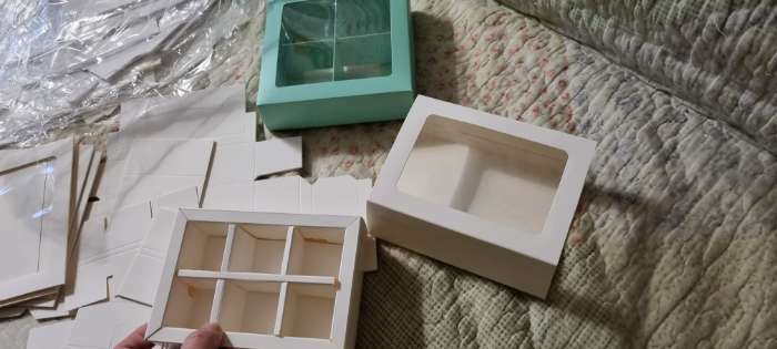 Фотография покупателя товара Коробка для конфет 4 шт, с окном, белая 12,5 х 12,5 х 3,5 см - Фото 4