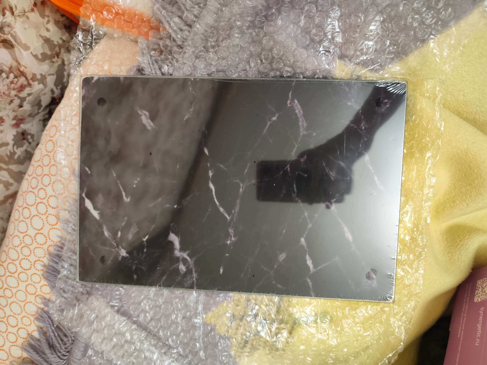 Фотография покупателя товара Доска разделочная стеклянная Доляна «Белый мрамор», 30×20 см - Фото 2