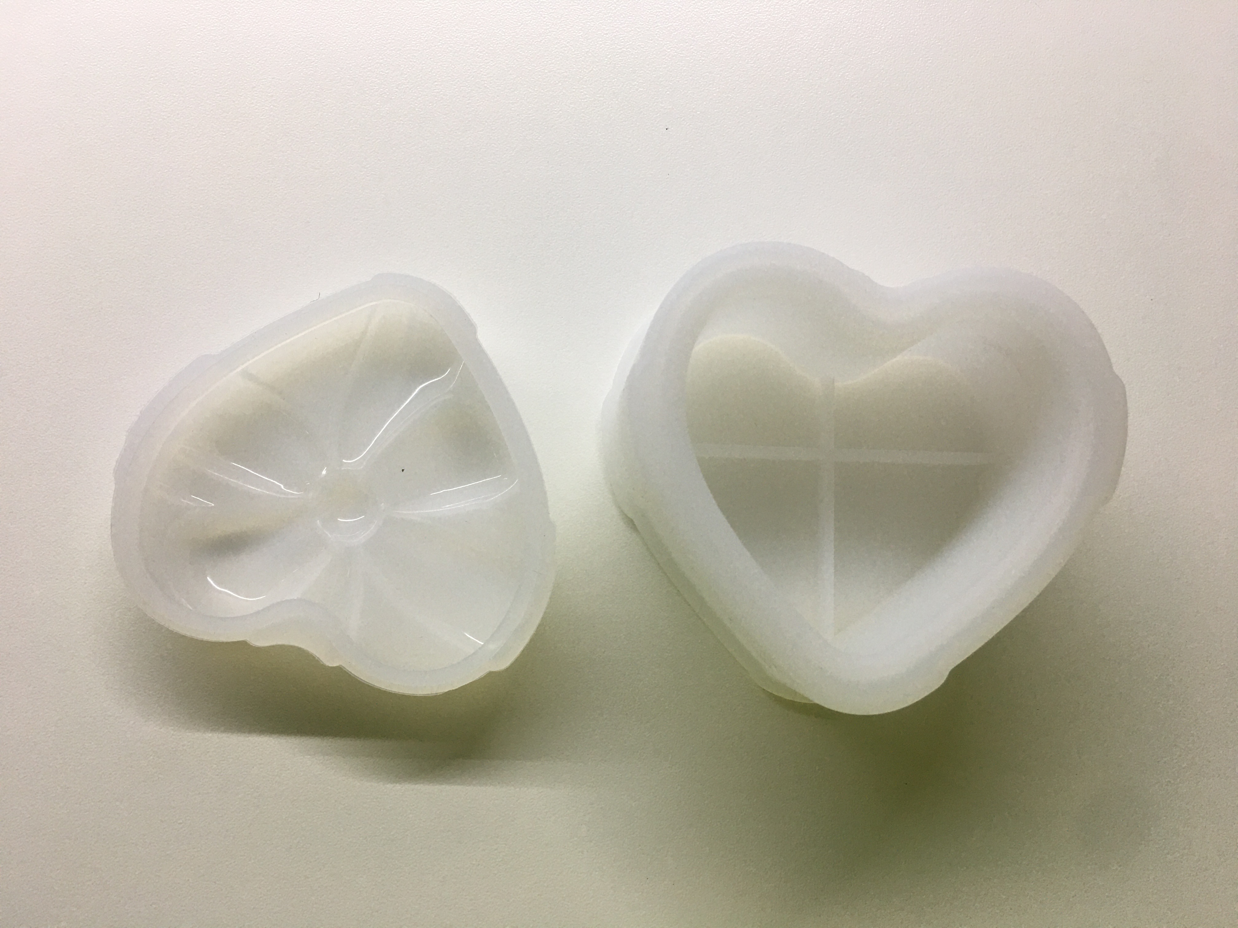 Фотография покупателя товара Молд силиконовый «Шкатулка - бантик сердце» с крышкой 8.4×9.7×6.7 см - Фото 1