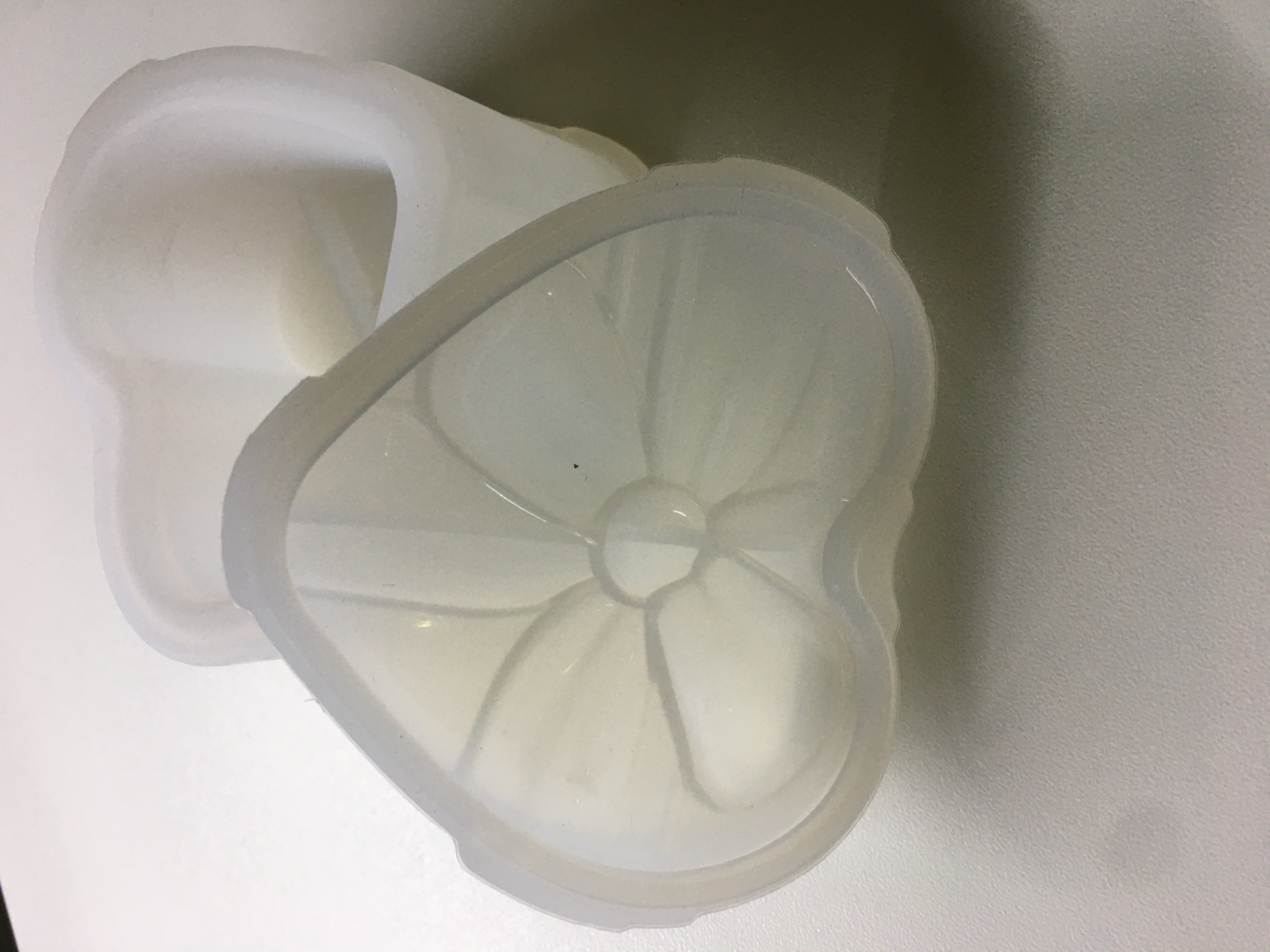 Фотография покупателя товара Молд силиконовый «Шкатулка - бантик сердце» с крышкой 8.4×9.7×6.7 см - Фото 2