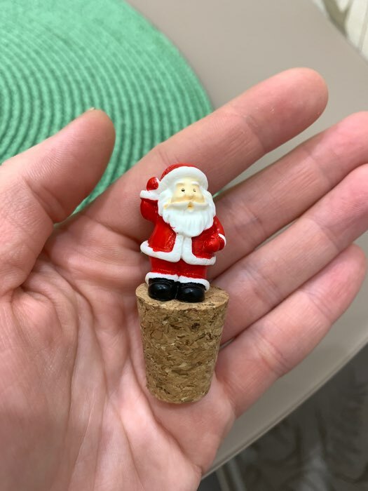 Фотография покупателя товара Пробка для вина «Дед Мороз», 7 х 2,3 см - Фото 2