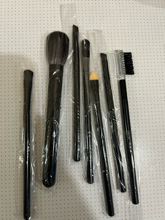 Фотография покупателя товара Набор кистей для макияжа, 7 предметов, чехол на завязках, цвет чёрный - Фото 1