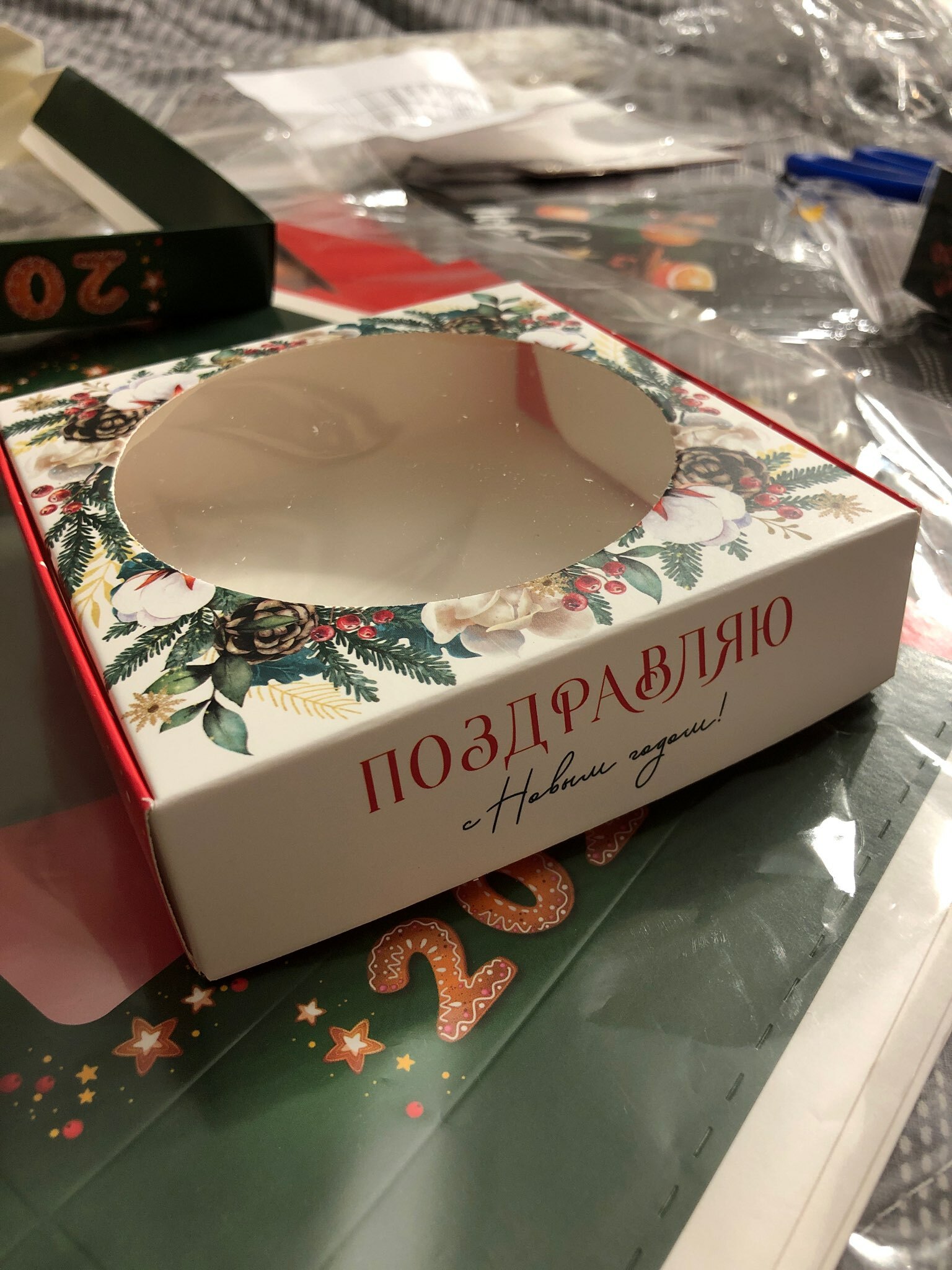 Фотография покупателя товара Коробка новогодняя для макарун с низкими бортами «С Новым годом», 11×11×3 см - Фото 1