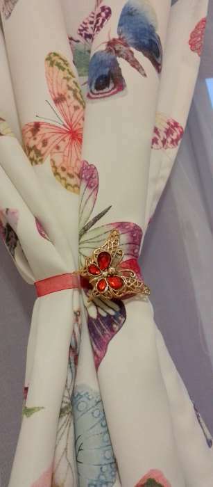 Фотография покупателя товара Подхват для штор «Бабочка яркая», 6 × 5 см, цвет красный - Фото 3