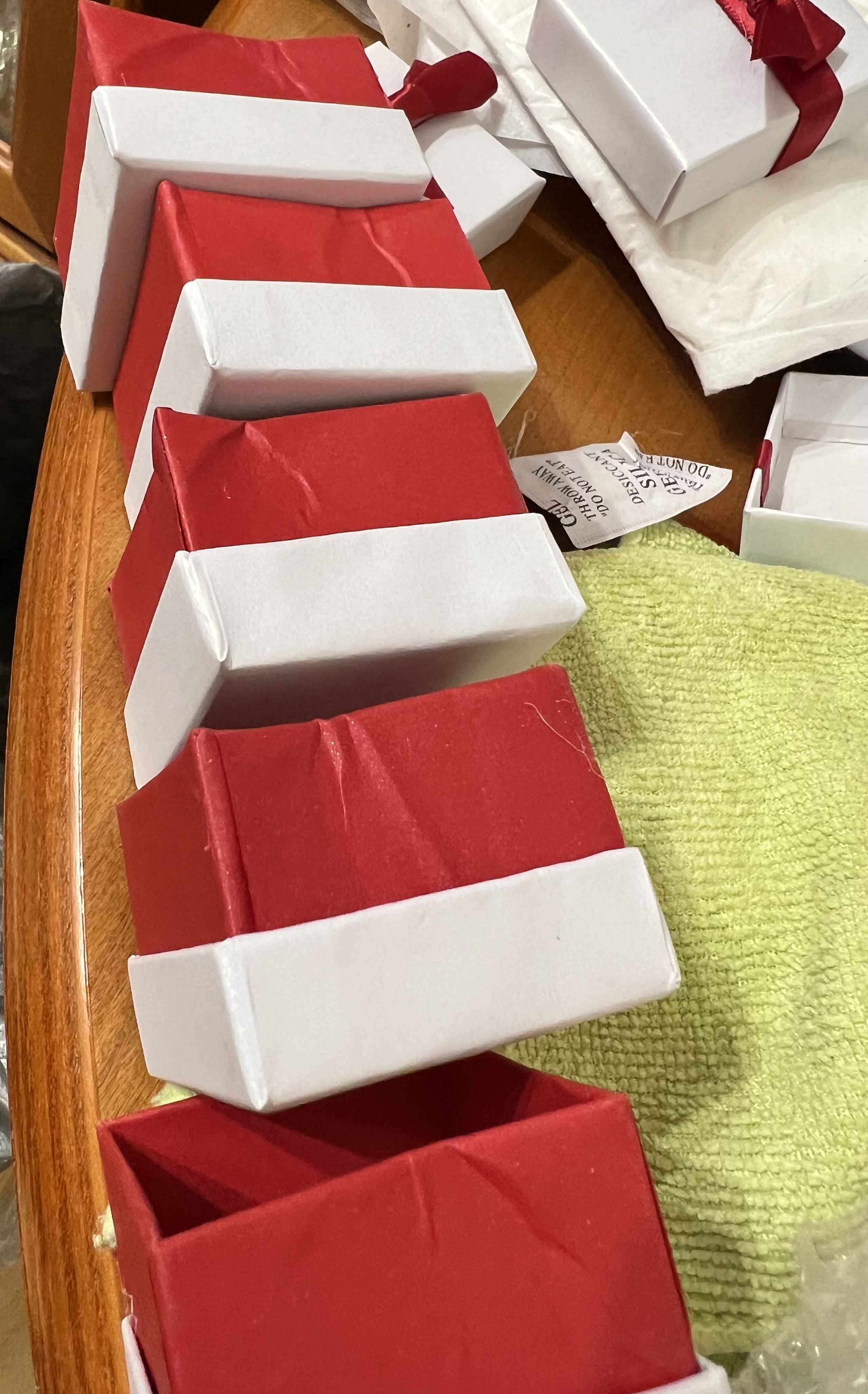 Фотография покупателя товара Коробочка подарочная под серьги/кольцо «Рафаэлло», 5×5, цвет бело-красный - Фото 3