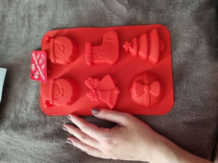 Фотография покупателя товара Форма для выпечки Доляна «Новый год. Праздник к нам приходит», силикон, 26×17.5 см, 6 ячеек, красная - Фото 3