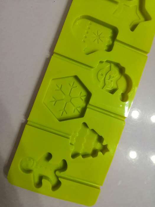 Фотография покупателя товара Форма для украшений Доляна «Новогодний подарок», силикон, 24×9,5 см, 6 ячеек, цвет зелёный - Фото 5