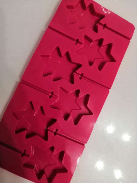 Фотография покупателя товара Форма для леденцов Доляна «Звёзды», силикон, 24×11×1 см, 6 ячеек (5,2×4 см), с палочками, цвет МИКС - Фото 3