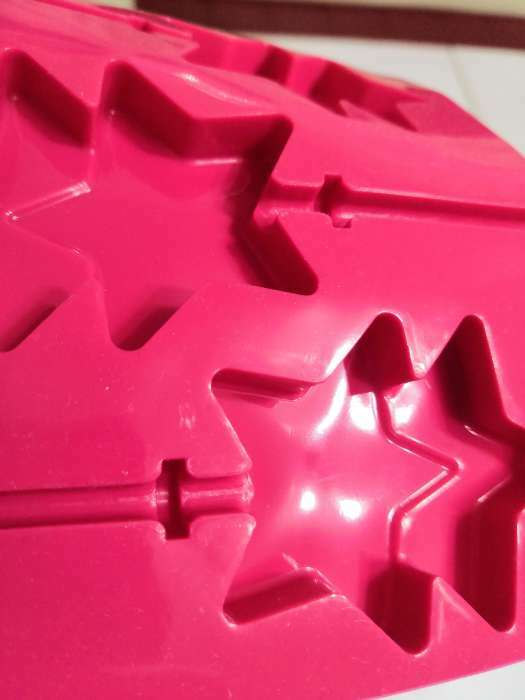 Фотография покупателя товара Форма для леденцов Доляна «Звёзды», силикон, 24×11×1 см, 6 ячеек (5,2×4 см), с палочками, цвет МИКС