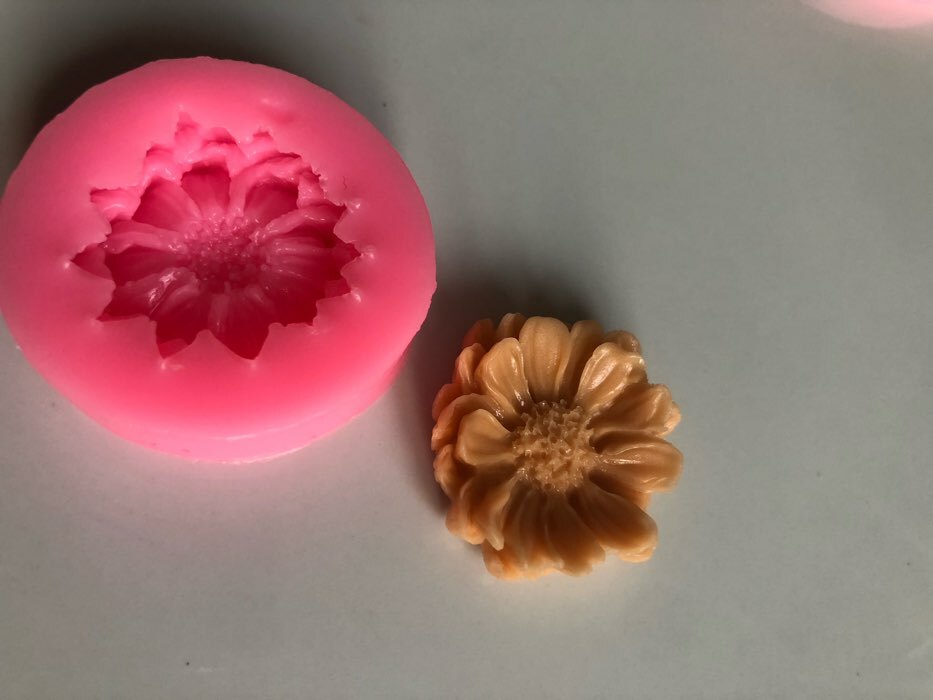 Фотография покупателя товара Молд Доляна «Цветок», силикон, 4,5×4,5×1,4 см, цвет МИКС - Фото 3