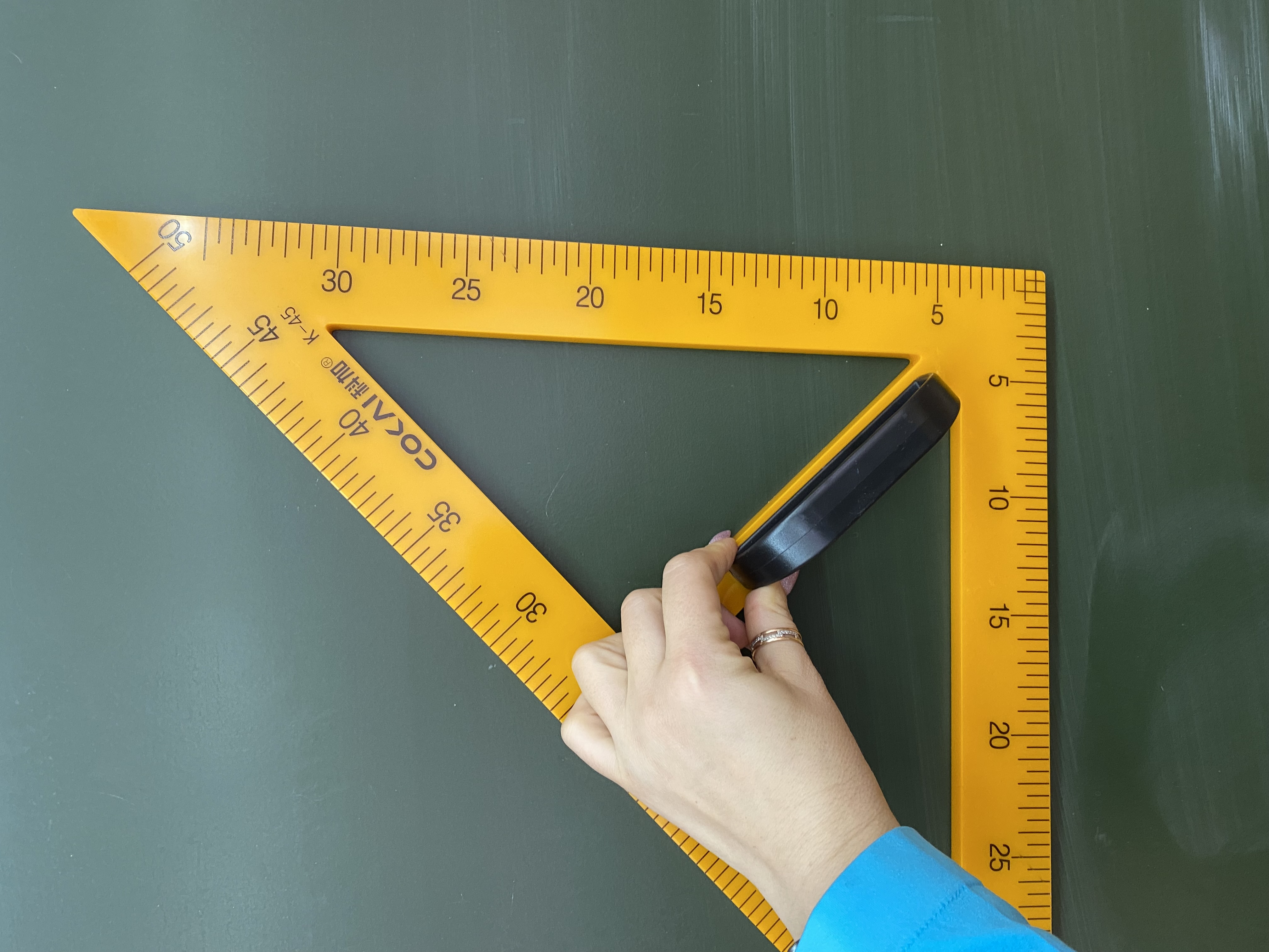 Фотография покупателя товара Набор для школьной доски, 5 предметов: 2 треугольника, 1 транспортир, 1 циркуль, 1 линейка - Фото 2