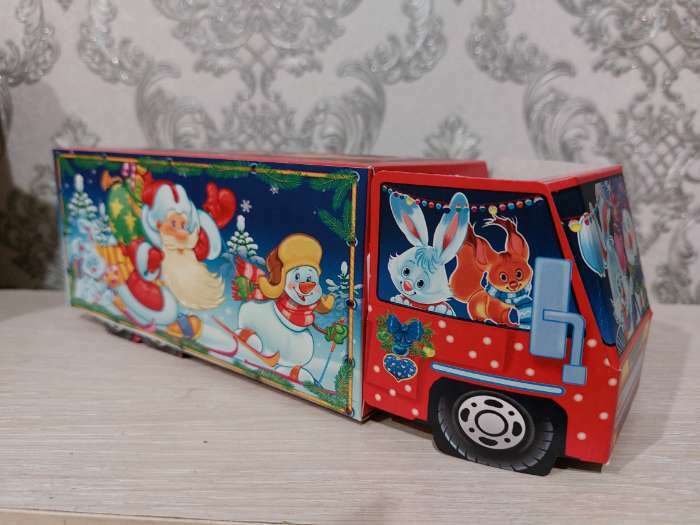 Фотография покупателя товара Подарочная новогодняя коробка «Сладкоежка», фура, 26×8.7×8.3 см - Фото 8
