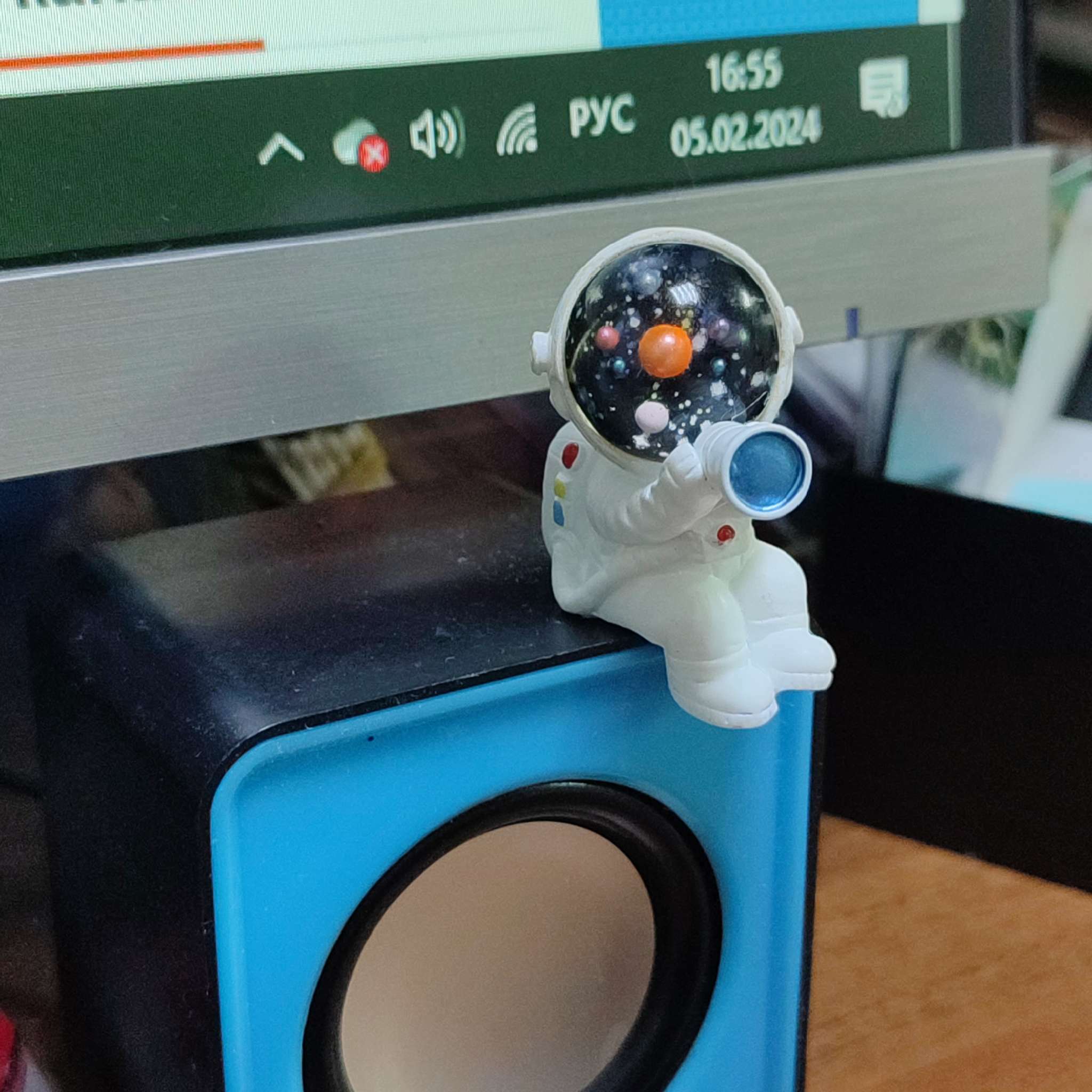 Фотография покупателя товара Фигурка для флорариума полистоун "Космонавт с подзорной трубой" 3,3х4,1 см - Фото 2