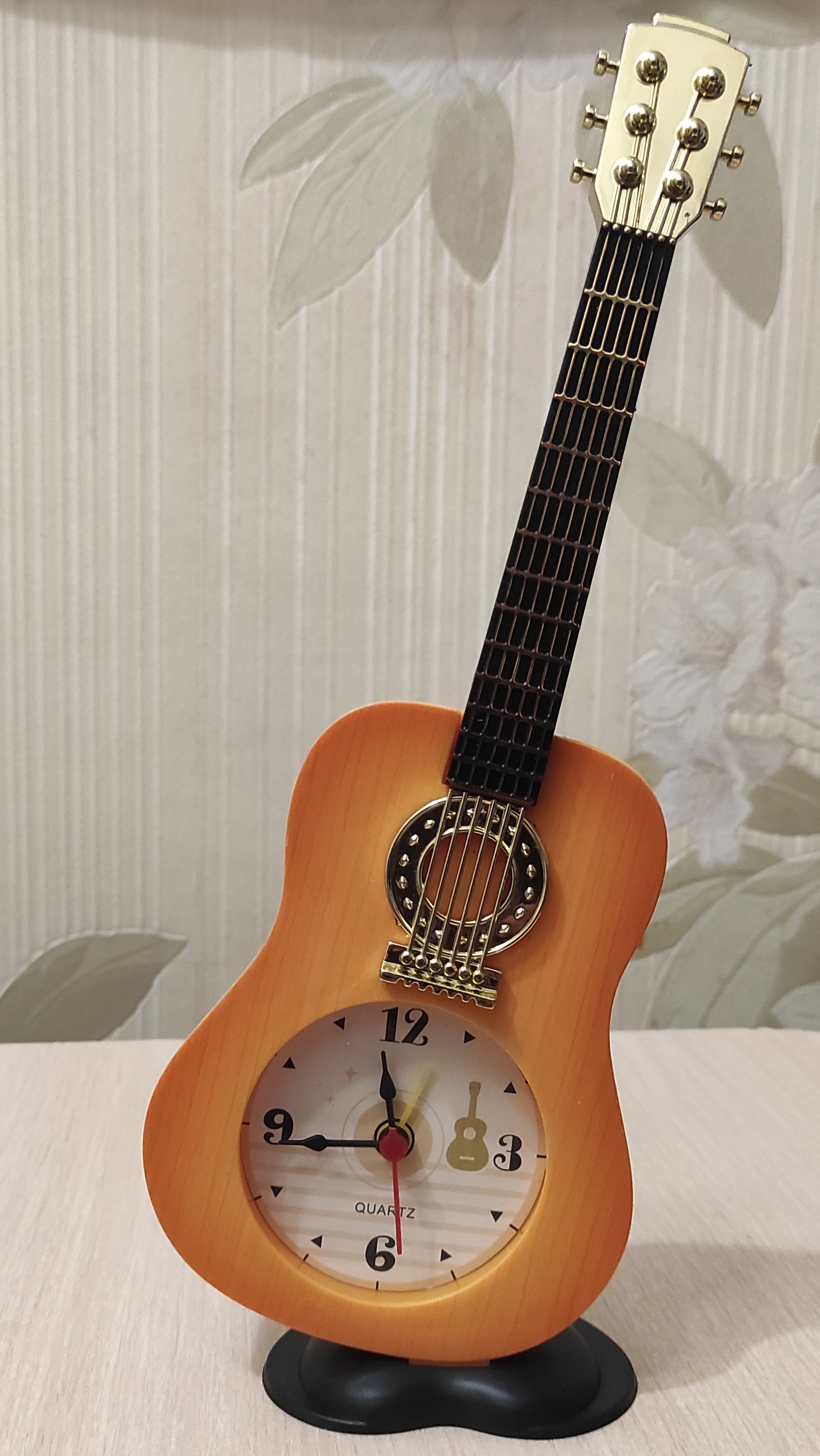 Фотография покупателя товара Часы - будильник настольные "Гитара", дискретный ход, циферблат d-5.5 см, 21.5 х 8.5 см, АА - Фото 1