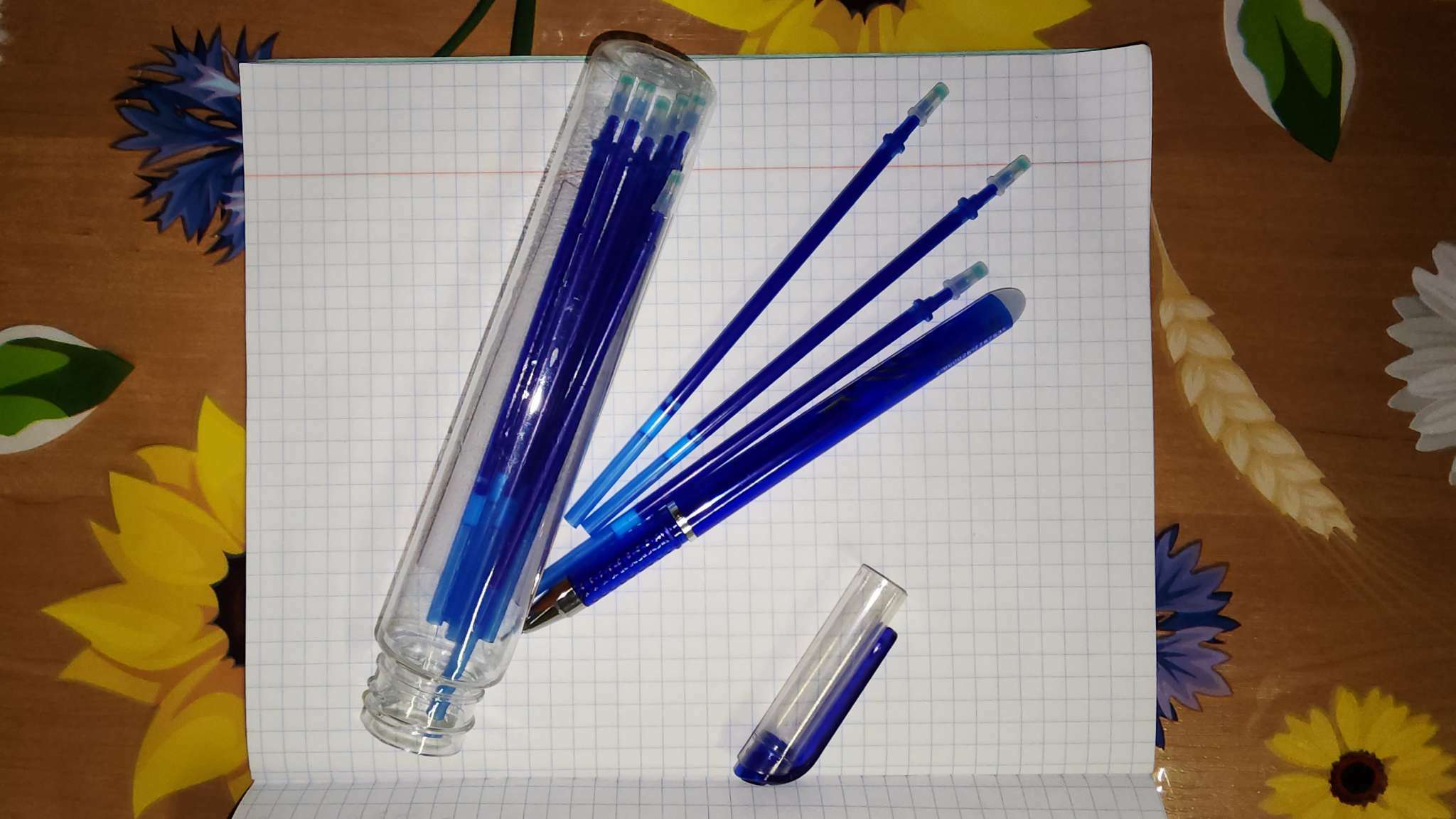 Фотография покупателя товара Набор ручка гелевая со стираемыми чернилами, пишущий узел 0.5 мм, чернила синие+9 синих стержней - Фото 13