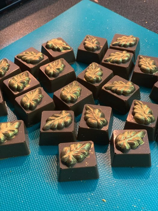 Фотография покупателя товара Форма для конфет и шоколада KONFINETTA «Ягодный лист», 27,5×17,5×2,5 см, 24 ячейки (2,7×2,5×1,2 см)