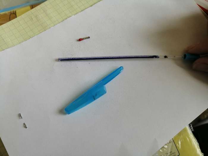 Фотография покупателя товара Ручка шариковая 0.7 мм, стержень синий, корпус белый с резиновым держателем и колпачком, МИКС - Фото 6