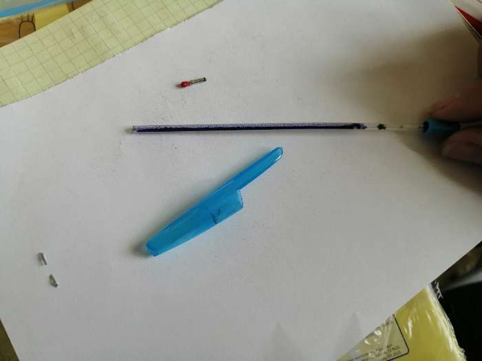 Фотография покупателя товара Ручка шариковая 0.7 мм, стержень синий, корпус белый с резиновым держателем и колпачком, МИКС - Фото 3
