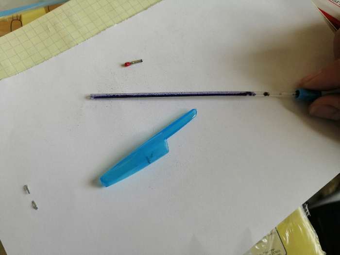 Фотография покупателя товара Ручка шариковая 0.7 мм, стержень синий, корпус белый с резиновым держателем и колпачком, МИКС