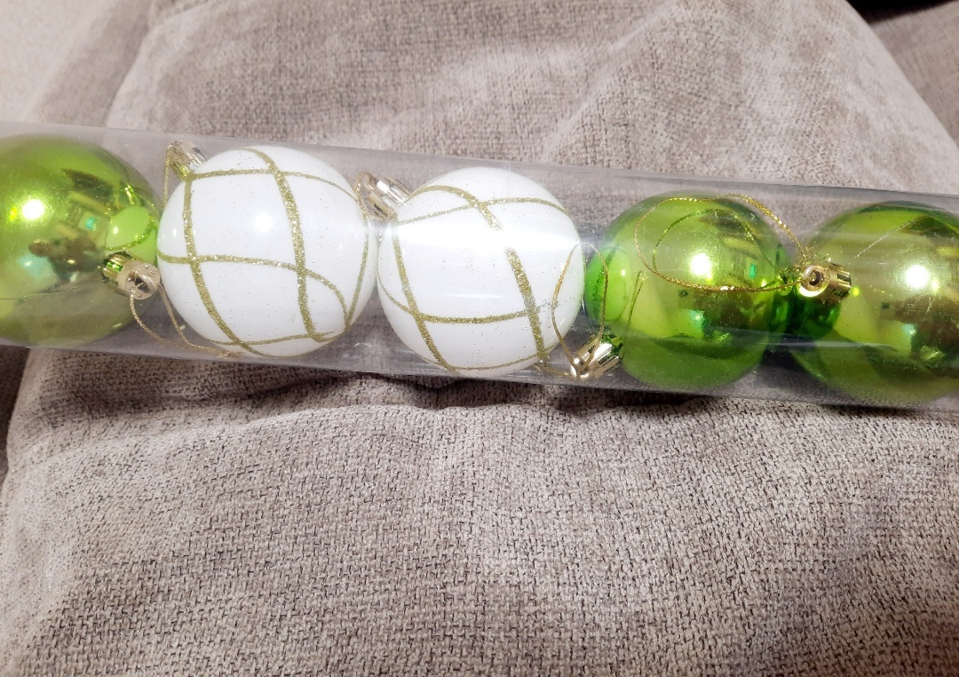 Фотография покупателя товара Ёлочные игрушки «Агнет», шары новогодние, d=6 см, набор 12 шт., волны, бело-зелёный - Фото 2