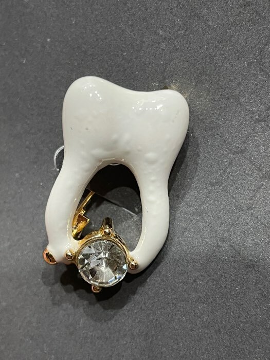 Фотография покупателя товара Брошь «Зуб» со стразой, цвет белый в золоте - Фото 6