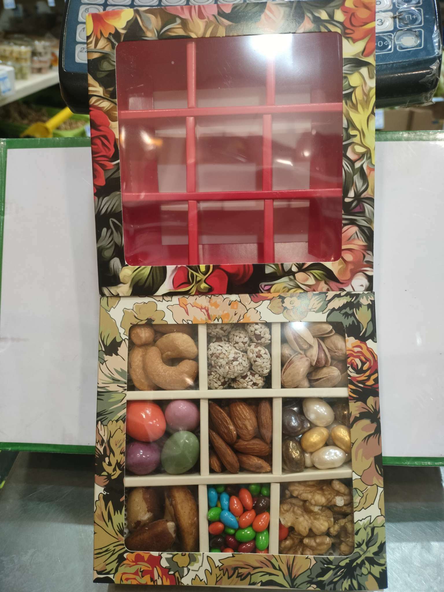 Фотография покупателя товара Коробка под 9 конфет с обечайкой , "Цветочки" 13,8 х 13,8 х 3,8 - Фото 2