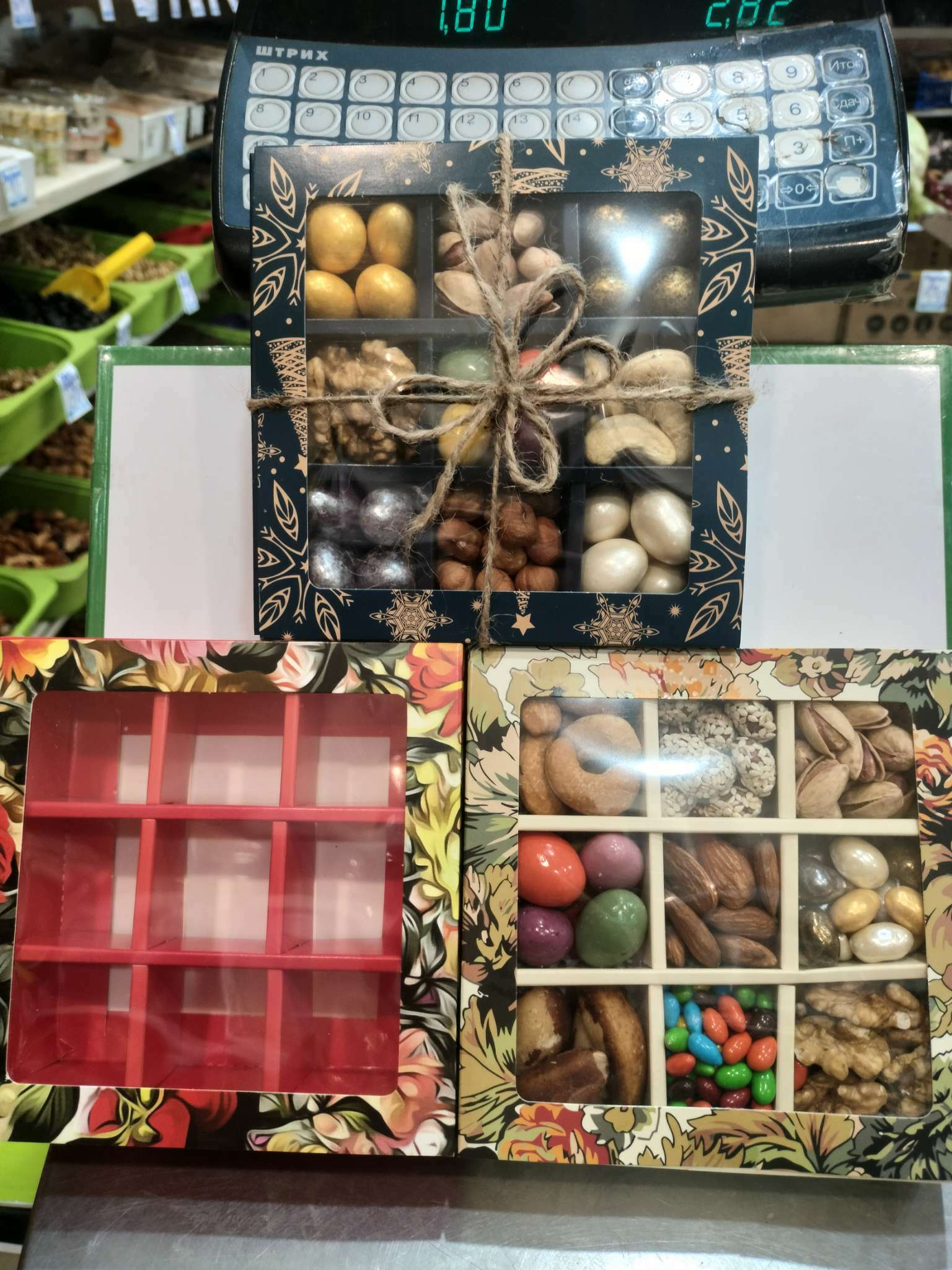 Фотография покупателя товара Коробка под 9 конфет с обечайкой , "Цветочки" 13,8 х 13,8 х 3,8 - Фото 1