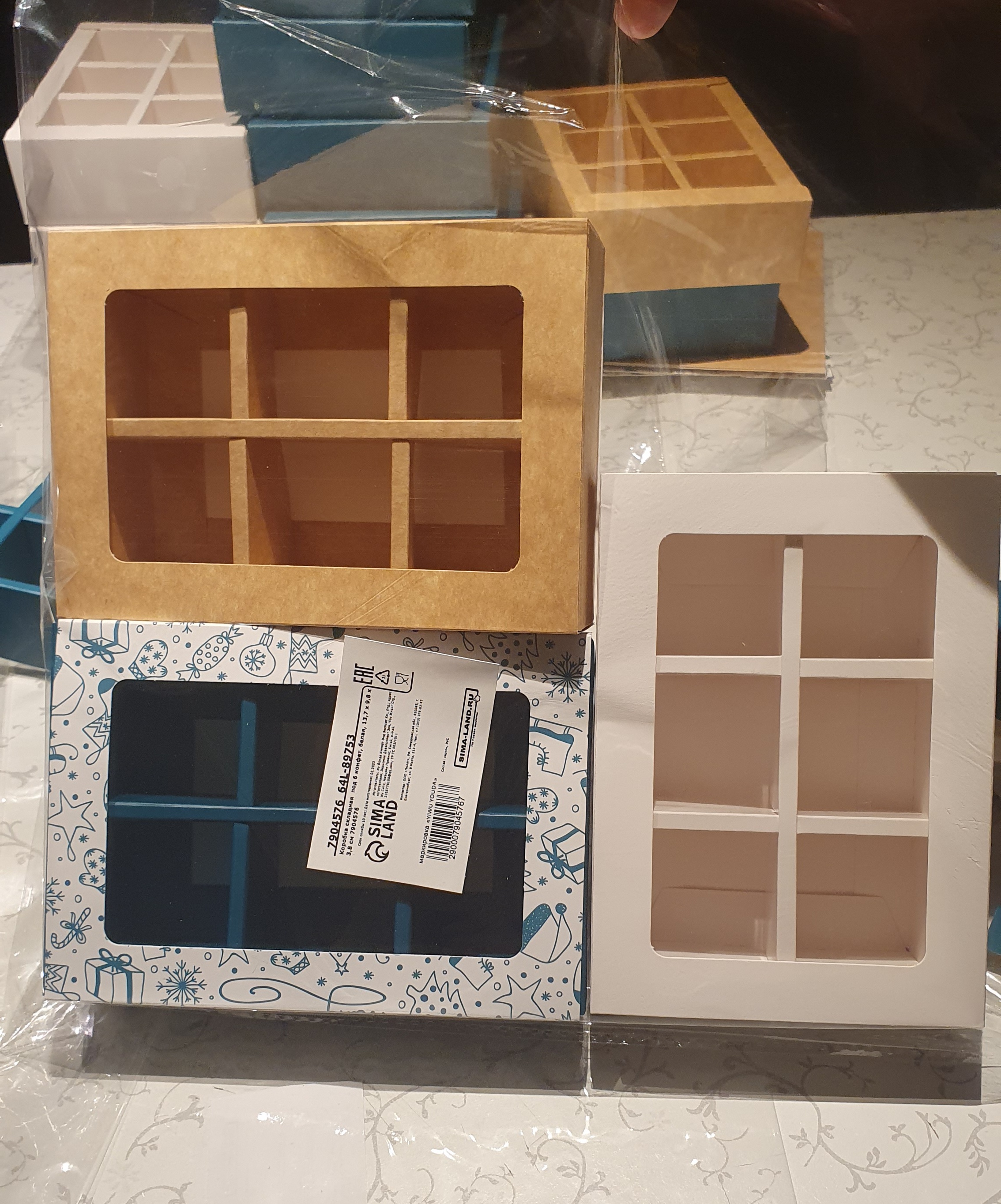 Фотография покупателя товара Коробка для 6 конфет с окном, белая, 13.7×9.85×3.85 см - Фото 22