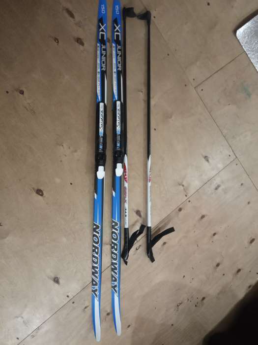 Фотография покупателя товара Комплект лыжный: пластиковые лыжи 150 см с насечкой, стеклопластиковые палки 110 см, крепления NNN, цвета МИКС