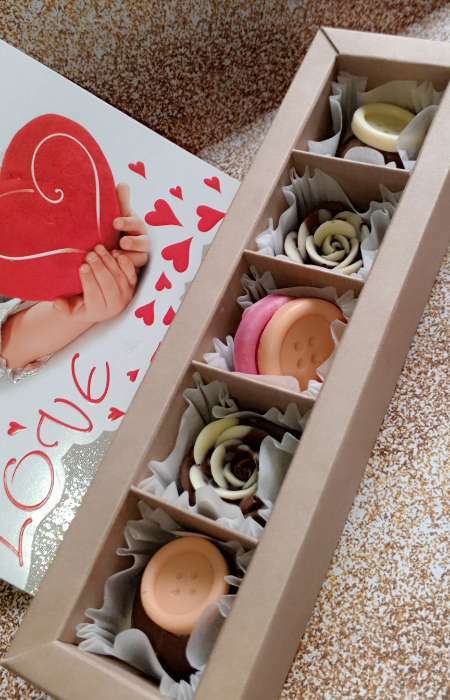Фотография покупателя товара Коробка под 5 конфет с обечайкой, с окном, с тонкими разделителями, КРАФТ 21х5х3,3 см - Фото 2