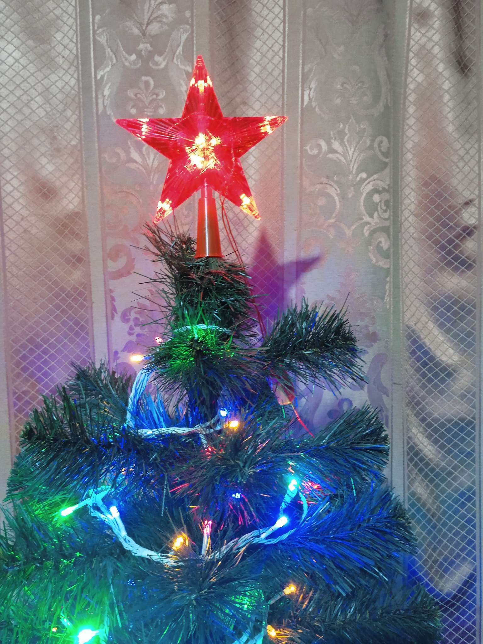 Фотография покупателя товара Светодиодная верхушка на ёлку «Звезда красная» 15 см, 10 LED, провод 2 метра, 220 В, свечение красное - Фото 5